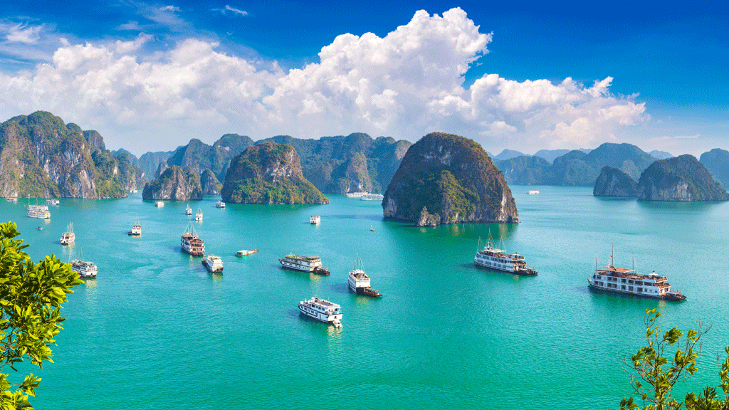Jonque traditionnelle naviguant dans la baie d'Halong au Vietnam entre les formations karstiques