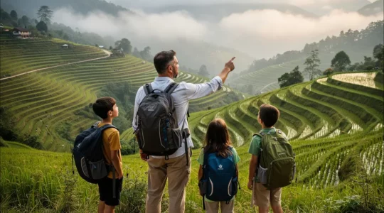 Famille de voyageurs admirant les rizières en terrasses du Vietnam lors d'un circuit organisé